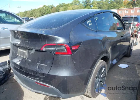 2024 Tesla Model Y Long Range Dual Motor All-Wheel Drive z USA, uszkodzony, nr VIN 7SAYGDEE6RA299129